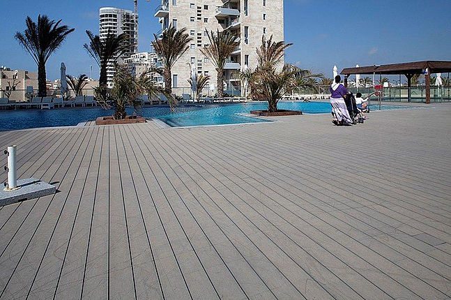 Ramada_deck2 מראה עץ יוקרתי, עיצוב מרחב החוץ רק ללא טיפול - דק סינטטי לקיץ מושלם